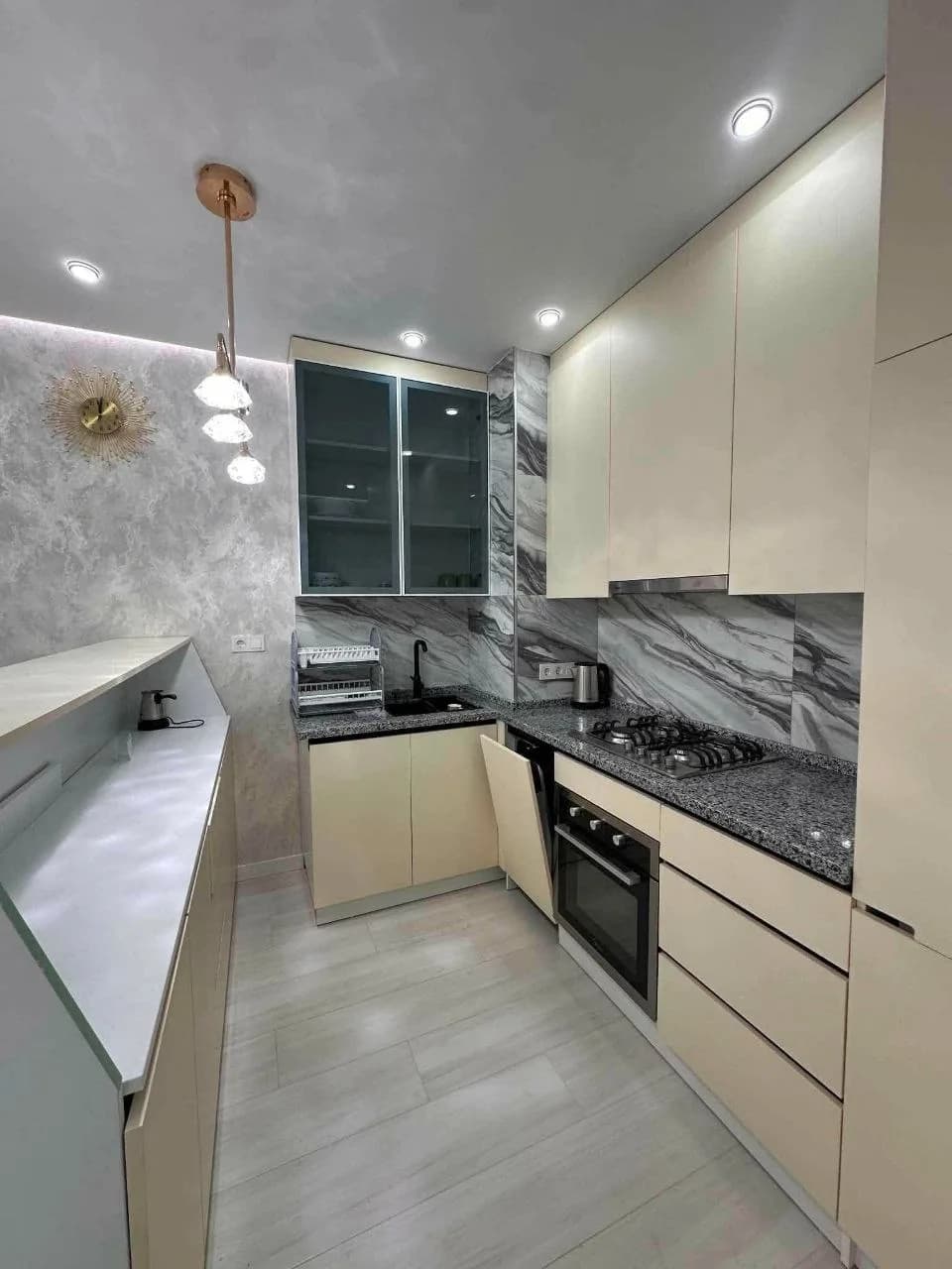 Квартира 1+1 в Батуми · Центр · 60 м² — Фото 1