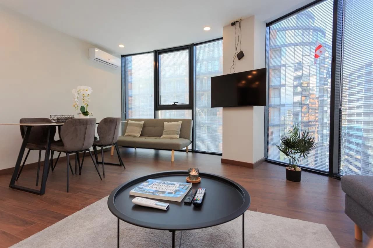 Квартира 1+1 в Батуми · Центр · 65 м² — Фото 1