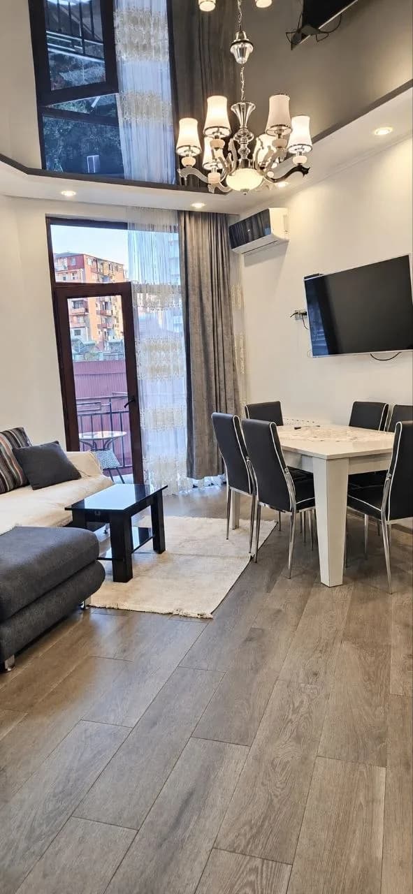 Квартира 1+1 в Батуми · Центр · 50 м² — Фото 1
